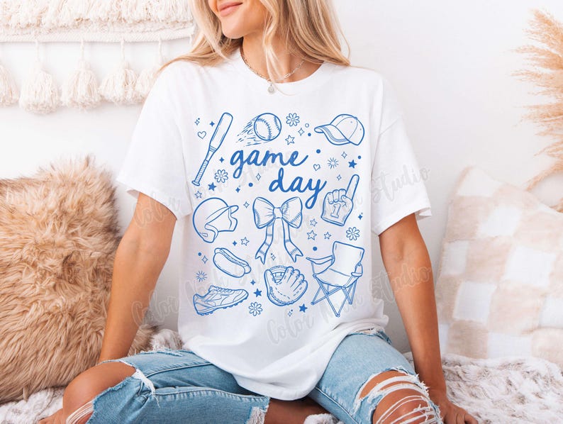 K&ouml;nnte beinhalten: Wei&szlig;es T-Shirt mit einem blauen Grafikdesign von Baseball-Motiven und dem Text "game day".