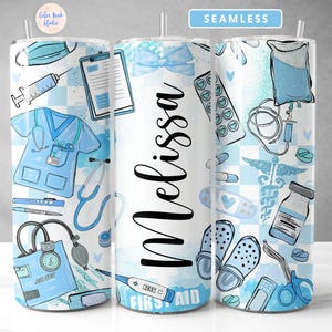 Puede incluir: Un vaso blanco con un diseño azul y blanco que presenta símbolos médicos, un estetoscopio, un uniforme de enfermera y el texto "Melissa First Aid".