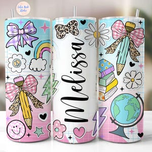 Lärarens tumbler-wrapdesign, lägg till ditt eget namn, rosa, kokett, skola, sömlös sublimering, 20 oz smal tumbler PNG, digital nedladdning