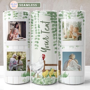 Può includere: Un bicchiere bianco con un design a foglie verdi e tre foto. Le foto mostrano una famiglia con un gallo e dei pulcini. Il testo "Your Text" è stampato sul bicchiere.
