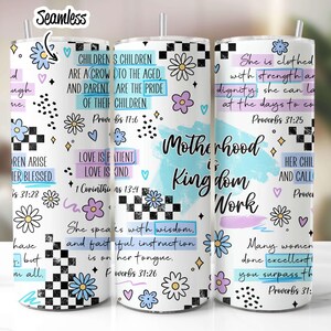 K&ouml;nnte beinhalten: Ein wei&szlig;er Becher mit Strohhalm, verziert mit floralen und geometrischen Mustern. Der Becher zeigt inspirierende Zitate &uuml;ber Mutterschaft und Familie, mit dem Text "Motherhood is Kingdom Work".