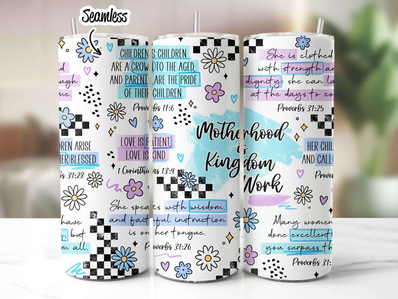 K&ouml;nnte beinhalten: Ein wei&szlig;er Becher mit Strohhalm, verziert mit floralen und geometrischen Mustern. Der Becher zeigt inspirierende Zitate &uuml;ber Mutterschaft und Familie, mit dem Text "Motherhood is Kingdom Work".