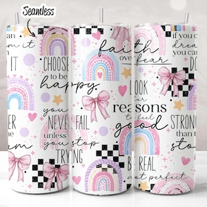 K&ouml;nnte beinhalten: Drei wei&szlig;e Becher mit bunten Regenbogen-Designs und inspirierenden Zitaten. Die Zitate lauten: "W&auml;hle, gl&uuml;cklich zu sein", "Glaube &uuml;ber Angst" und "Wenn du tr&auml;umen kannst, kannst du es tun".