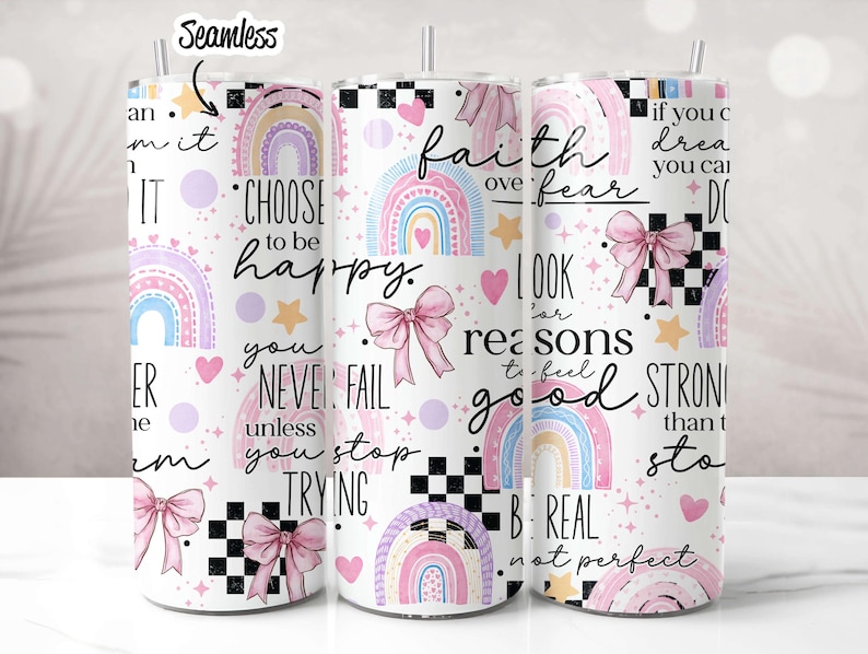 K&ouml;nnte beinhalten: Drei wei&szlig;e Becher mit bunten Regenbogen-Designs und inspirierenden Zitaten. Die Zitate lauten: "W&auml;hle, gl&uuml;cklich zu sein", "Glaube &uuml;ber Angst" und "Wenn du tr&auml;umen kannst, kannst du es tun".