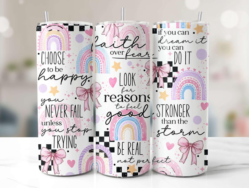 K&ouml;nnte beinhalten: Drei wei&szlig;e Becher mit bunten Regenbogen-Designs und inspirierenden Zitaten. Die Zitate lauten: "W&auml;hle, gl&uuml;cklich zu sein. Du scheiterst nie, wenn du nicht aufh&ouml;rst, es zu versuchen", "Glaube &uuml;ber Angst. Suche nach Gr&uuml;nden, dich gut zu f&uuml;hlen. Sei echt, nicht perfekt", und "Wenn du es dir vorstellen kannst, kannst du es auch tun. St&auml;rker als der Sturm."