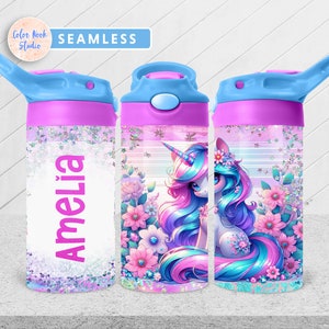 Op de afbeelding: Een gepersonaliseerde waterfles met een eenhoornontwerp. De fles heeft een paarse deksel en basis, met een blauwe tuit. Het ontwerp bevat een eenhoorn met een bloemenkrans, omringd door bloemen en glitter. De naam "Amelia" staat erop.