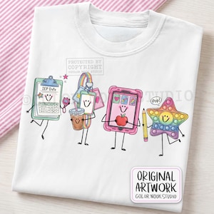 Peut inclure: Un t-shirt blanc avec une illustration de dessin animé colorée représentant quatre fournitures scolaires anthropomorphes : un presse-papier marqué IEP Data, un cordon avec badge et café glacé, une tablette avec pomme et un jouet étoile.