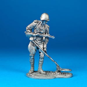 Tin miniature, figurine of A Private of the Red Army Sapper Units With a Mine Detector, 1943-1945. Metal Figure, Scale 1:32, tin 54mm.