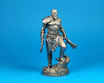 White metal miniature figurine of Kratos with the Blades of Chaos. Metal Figure of Kratos with the Blades of Chaos. Scale 1:24, tin 75mm.