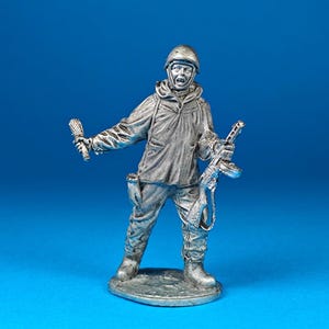 Tin miniature, figurine of Red Army Infantry Machine Gunner in Winter Camouflage, USSR 1941-1945. Metal figurine in scale 1:32, tin 54mm.
