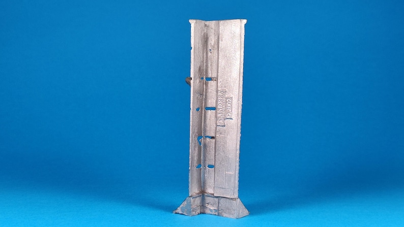 K&ouml;nnte beinhalten: Eine silberne Eckst&uuml;tze aus Metall mit einer Reihe von L&ouml;chern und einem Etikett mit der Aufschrift "DIAMOND" und "PATENTED".