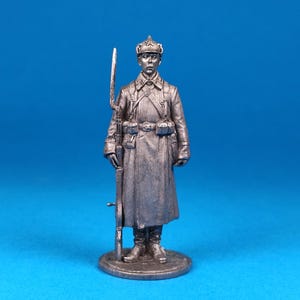 Tin miniature, figurine of Red Army soldier of the Red Army in winter field uniform, USSR 1941. Metal Figure a Red Army soldier. Tin 54mm.