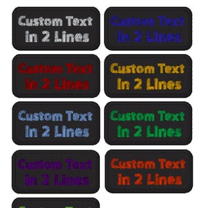 Pode incluir: Oito patches retangulares pretos com costuras brancas. Cada patch tem o texto "Custom Text in 2 Lines" em fio de cor diferente: prata, azul, vermelho, dourado, azul claro, roxo, laranja e verde.
