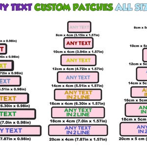 Puede incluir: Un conjunto de parches termoadhesivos personalizables en varios tamaños. Los parches son de color rosa con bordes negros y presentan el texto "ANY TEXT" en diferentes colores. Algunos parches tienen el texto "IN 2 LINE" en una fuente más pequeña. Los parches están disponibles en tamaños que van desde 8 cm x 2,5 cm hasta 20 cm x 5 cm.