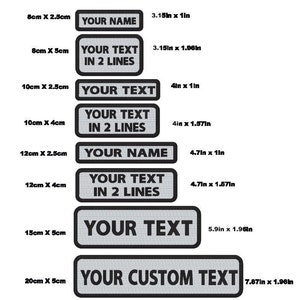 Puede incluir: Un conjunto de diez parches termoadhesivos personalizables en varios tamaños. Los parches son negros con texto blanco y están disponibles en tamaños que van desde 3,15 pulgadas por 1 pulgada hasta 7,87 pulgadas por 1,96 pulgadas. Los parches se pueden personalizar con texto como "Your Name", "Your Text" o "Your Custom Text".