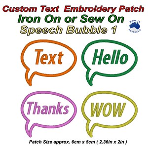 Puede incluir: Cuatro parches bordados con forma de bocadillo con las palabras "Text", "Hello", "Thanks" y "WOW". Cada parche tiene un contorno y un texto de diferente color. El tamaño del parche es de aproximadamente 6 cm x 5 cm.