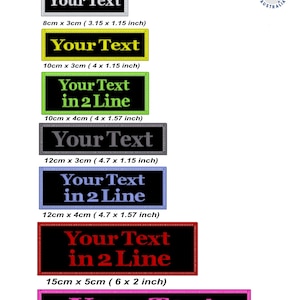 Puede incluir: Parches de bordado de texto personalizados en varios tamaños. Los parches rectangulares tienen fondos negros y texto de colores. Los tamaños varían de 8 cm x 3 cm a 20 cm x 5 cm. Las opciones de texto incluyen "Your Text" y "Your Text in 2 Line".