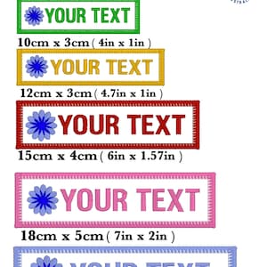 Puede incluir: Cinco parches bordados rectangulares personalizados con iconos de flores azules y el texto YOUR TEXT en verde, amarillo, rojo, rosa y azul claro. Tamaños: 10cm x 3cm, 12cm x 3cm, 15cm x 4cm, 18cm x 5cm y 20cm x 5cm con logo Made in Australia.