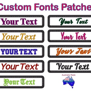 Może przedstawiać: Dziesięć różnych stylów czcionek dla niestandardowych naszywek. Tekst "Your Text" jest wyświetlany w każdym stylu czcionki. Naszywki są białe z czarnymi obramowaniami. Tekst jest w różnych kolorach, w tym fioletowym, zielonym, złotym, różowym, niebieskim, pomarańczowym, czerwonym i zielonym. Tekst "Australia Made" jest wyświetlany pod naszywkami z małym obrazkiem australijskiej flagi.