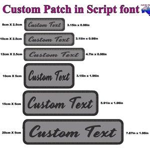 Puede incluir: Seis parches de tela grises con costuras negras y el texto "Custom Text" en una fuente de escritura. Los parches son de diferentes tamaños, que van desde 3,15 pulgadas por 0,98 pulgadas hasta 7,87 pulgadas por 1,96 pulgadas.