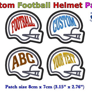 以下が含まれることがあります： 4つのカスタムフットボールヘルメットパッチ。各パッチは、黒いアウトラインの白いヘルメットデザインが特徴です。ヘルメットには、さまざまな色の「FOOTBALL」、「CUSTOM」、「ABC」、「YOUR TEXT」という単語が含まれています。パッチサイズ：8cm x 7cm。