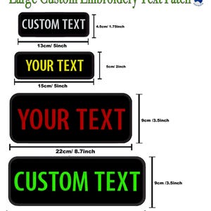 Peut inclure: Quatre patchs brodés noirs avec du texte blanc, jaune, rouge et vert. Les patchs sont de tailles différentes et présentent le texte "CUSTOM TEXT" et "YOUR TEXT". Les patchs sont affichés avec des mesures en centimètres et en pouces.