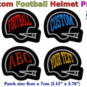 Puede incluir: Cuatro parches de casco de fútbol personalizados con fondos negros y contornos blancos. Cada parche presenta un texto diferente en varios colores: rojo "FOOTBALL", azul "CUSTOM", marrón "ABC" y amarillo "YOUR TEXT". Los parches miden 8 cm x 7 cm.