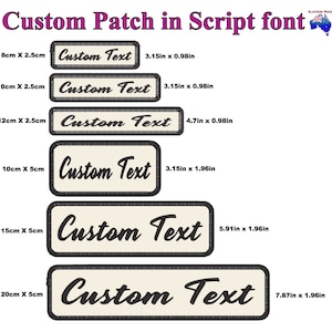Könnte beinhalten: Sechs verschiedene Größen von weißen Stoff-Patches mit schwarzen Nähten und dem Text "Custom Text" in einer Schriftart.