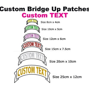 Könnte beinhalten: Sechs gestickte Bügelbilder in verschiedenen Größen mit dem Text "CUSTOM TEXT" in Bannerform. Die Patches sind in verschiedenen Farben, darunter Pink, Grün, Lila, Rot, Silber und Gold. Die Patches sind in Größen von 8 cm x 4 cm bis 25 cm x 12 cm erhältlich.