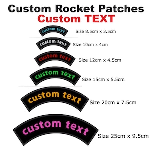 Puede incluir: Seis parches negros arqueados con bordes blancos, cada uno con el texto "custom text" en diferentes colores: azul claro, rojo, verde, naranja y rosa. Los parches se muestran en tamaños crecientes, con las medidas en centímetros que se indican debajo de cada parche.