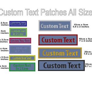 Könnte beinhalten: Ein Satz von zehn personalisierten Text-Patches in verschiedenen Größen, von 3,1 x 1 Zoll bis 8,7 x 2 Zoll. Die Patches sind in verschiedenen Farben dargestellt, darunter Blau, Rot, Grün und Gelb. Der Text "Custom Text" ist auf jedem Patch abgebildet.