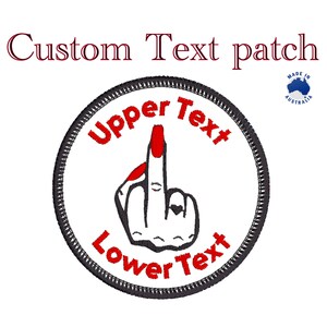 Puede incluir: Un parche redondo blanco bordado con un contorno negro. El parche presenta un dedo medio rojo con esmalte de uñas rojo y el texto "Upper Text" y "Lower Text" en rojo.