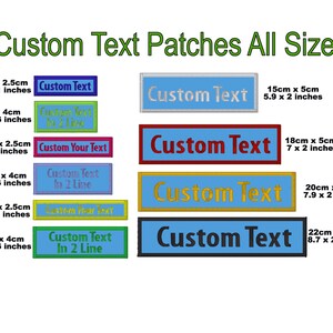 Könnte beinhalten: Ein Satz von zehn personalisierten Text-Patches in verschiedenen Größen, Farben und Schriftarten. Die Patches sind rechteckig und zeigen den Text "Custom Text" in verschiedenen Stilen. Die Patches sind in Größen von 3,1 x 1 Zoll bis 8,7 x 2 Zoll erhältlich.