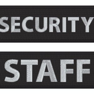 Puede incluir: Dos parches de tela negra con texto bordado en blanco. El parche superior dice "SECURITY" y el parche inferior dice "STAFF".