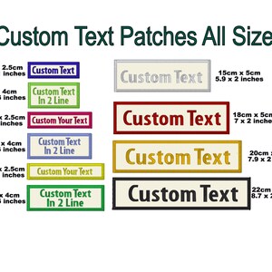 Könnte beinhalten: Ein Satz von benutzerdefinierten Text-Patches in verschiedenen Größen und Farben. Die Patches sind rechteckig und zeigen den Text "Custom Text" in verschiedenen Schriftarten und Stilen. Die Patches sind in Größen von 3,1 x 1 Zoll bis 8,7 x 2 Zoll erhältlich.