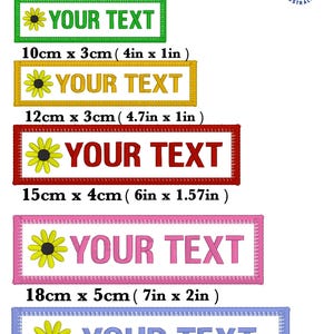 Puede incluir: Cinco parches bordados rectangulares personalizados con un icono de flor amarilla y el texto YOUR TEXT. Las medidas son 10cm x 3cm, 12cm x 3cm, 15cm x 4cm, 18cm x 5cm y 20cm x 5cm. Los bordes y textos son de colores verde, amarillo, rojo, rosa y azul.