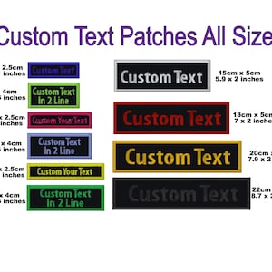 Könnte beinhalten: Ein Satz von zehn personalisierten Text-Patches in verschiedenen Größen und Farben. Die Patches sind mit dem Text "Custom Text" in verschiedenen Schriftarten und Farben bestickt. Die Patches sind in Größen von 3,1 x 1 Zoll bis 8,7 x 2 Zoll erhältlich.