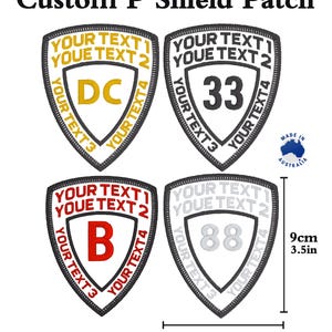 Op de afbeelding: Vier aangepaste geborduurde patches in de vorm van een schild. De patches zijn 9 cm hoog en 7 cm breed. De patches bevatten verschillende tekst en nummers in verschillende kleuren, waaronder rood, geel, wit en grijs. De patches zijn gemaakt in Australië.