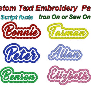 Könnte beinhalten: Individuelle Text-Stick-Patches in Schriftarten. Das Bild zeigt sechs Patches mit den Namen: Bonnie, Tasman, Peter, Allan, Benson und Elizabeth. Jeder Name hat eine andere Farbe mit einer kontrastierenden Umrandung. Die Patches sind zum Aufbügeln oder Aufnähen.