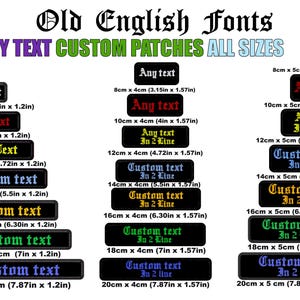 Może przedstawiać: Obraz niestandardowych naszywek z czcionkami Old English. Naszywki są czarne z tekstem w różnych kolorach, w tym czerwonym, żółtym i niebieskim. Rozmiary wahają się od 8 cm x 3 cm do 20 cm x 5 cm. Opcje tekstu obejmują "Any Text" i "Custom text".