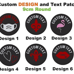 Könnte beinhalten: Sechs verschiedene Designs für 9 cm runde, individuell bestickte Patches. Jeder Patch zeigt ein anderes Design, darunter eine Gesichtsmaske, eine Fleur-de-lis, ein Flamingo, ein Herz und Lippen. Der Text "CUSTOM TEXT" ist um den Rand jedes Patches gestickt.