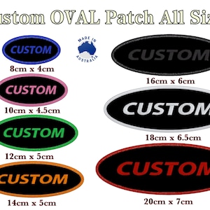Könnte beinhalten: Bild von ovalen, individuellen Aufnähern in verschiedenen Größen. Jeder Aufnäher trägt das Wort "CUSTOM" in verschiedenen Farben, darunter Blau, Rosa, Grün, Orange, Schwarz und Rot. Die Größen reichen von 8 cm x 4 cm bis 20 cm x 7 cm.