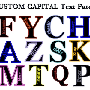 Op de afbeelding: Aangepaste hoofdletterpatches in verschillende kleuren. Elke letter heeft een andere naam, waaronder "Francis", "Yanez", "Charlie", "Henry", "Alan", "Zorro", "Selly", "King", "Mary", "Tommy", "Queensland" en "Peter".