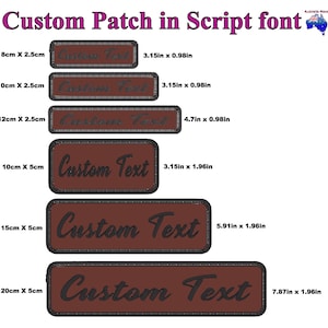 Puede incluir: Parches personalizados con fuente de escritura, fondos marrones y texto negro. Las tallas varían de 8 cm x 2,5 cm a 20 cm x 5 cm. Cada parche muestra el texto "Custom Text". La imagen también incluye el texto "Custom Patch in Script font".