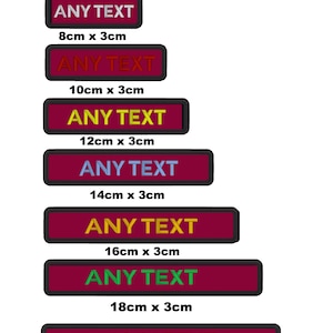 Può includere: Set di sette toppe ricamate personalizzate di diverse dimensioni. Le toppe sono color borgogna con bordi neri e presentano il testo "ANY TEXT" in diversi colori. Le toppe misurano 8 cm x 3 cm, 10 cm x 3 cm, 12 cm x 3 cm, 14 cm x 3 cm, 16 cm x 3 cm, 18 cm x 3 cm e 20 cm x 3 cm.