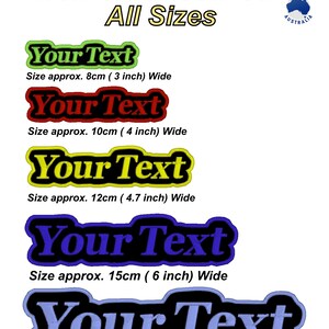 Puede incluir: Parches bordados de texto personalizado en varios tamaños. La imagen muestra parches con el texto "Your Text" en diferentes colores y tamaños, que van desde aproximadamente 8 cm hasta 20 cm de ancho. Los parches son para planchar o coser.
