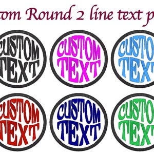 Pode incluir: Seis patches redondos com contorno preto e fundo branco. Cada patch tem o texto "CUSTOM TEXT" em uma fonte estilizada com texto de diferentes cores: preto, rosa, azul, vermelho, azul marinho e verde.