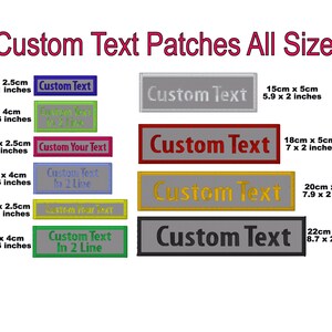 Könnte beinhalten: Ein Satz von zehn personalisierten Text-Patches in verschiedenen Größen und Farben. Die Patches sind rechteckig und zeigen den Text "Custom Text" in verschiedenen Schriftarten und Farben. Die Patches sind in Größen von 3,1 x 1 Zoll bis 8,7 x 2 Zoll erhältlich.