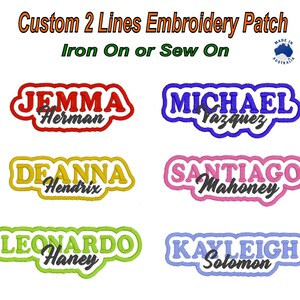 Pode incluir: Patches bordados com nomes em várias cores. Os patches incluem os nomes JEMMA, MICHAEL, DEANNA, SANTIAGO, LEONARDO e KAYLEIGH. O texto "Custom 2 Lines Embroidery Patch" e "Iron On or Sew On" também é visível.