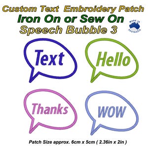 Op de afbeelding: Vier geborduurde spraakballonpatches met de woorden "Text", "Hello", "Thanks" en "WOW". De patches zijn in blauw, groen, roze en lichtblauw, met witte contouren. Elke patch is ongeveer 6 cm bij 5 cm groot.